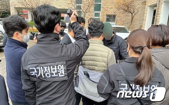 본문 이미지 - 국가정보원과 경찰이 지난 18일 오전 제주시 모처에서 국가보안법 위반 혐의로 박현우 진보당 제주도당 위원장에 대한 체포영장을 집행하고 있다.(진보당 제주도당 제공) /뉴스1