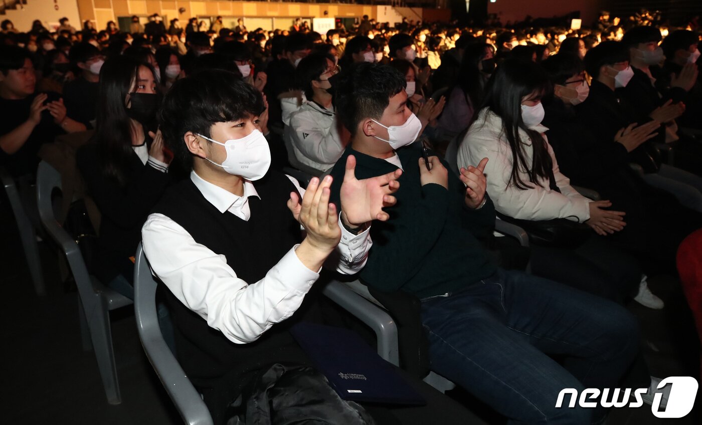 본문 이미지 - 21일 오전 서울 중구 장충체육관에서 열린 2023학년도 동국대학교 신입생 입학식에서 신입생이 환호하고 있다. 이날 입학식은 코로나19 이후 4년 만에 대면으로 열렸다. 2023.2.21/뉴스1 ⓒ News1 김민지 기자