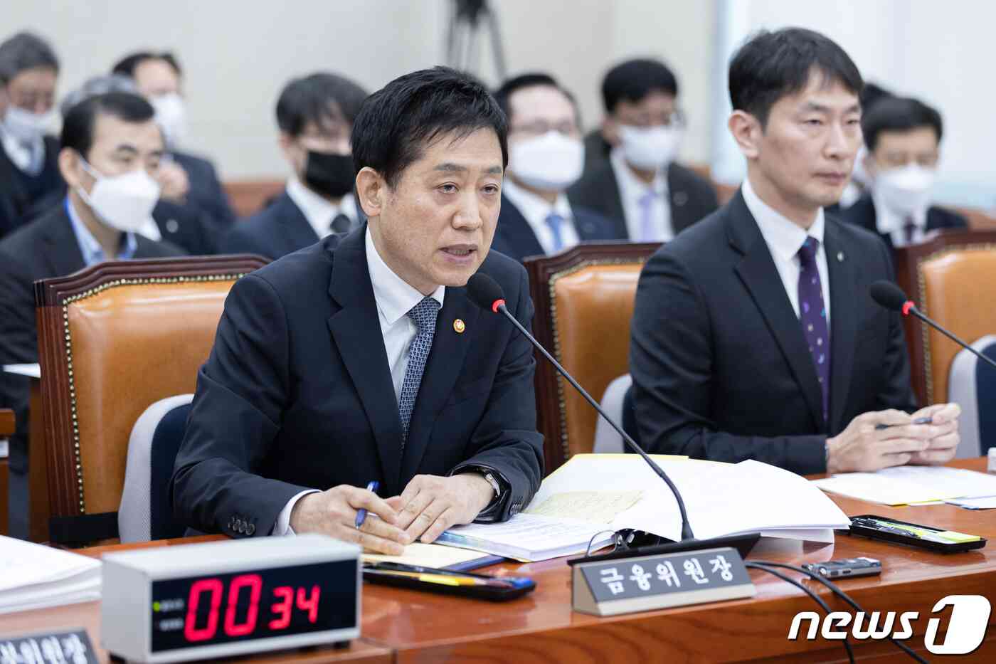 김주현 금융위원장이 21일 오전 서울 여의도 국회에서 열린 정무위원회 전체회의에서 의원 질의에 답변하고 있다. 오른쪽은 이복현 금융감독원장. 2023.2.21/뉴스1 © News1 이재명 기자