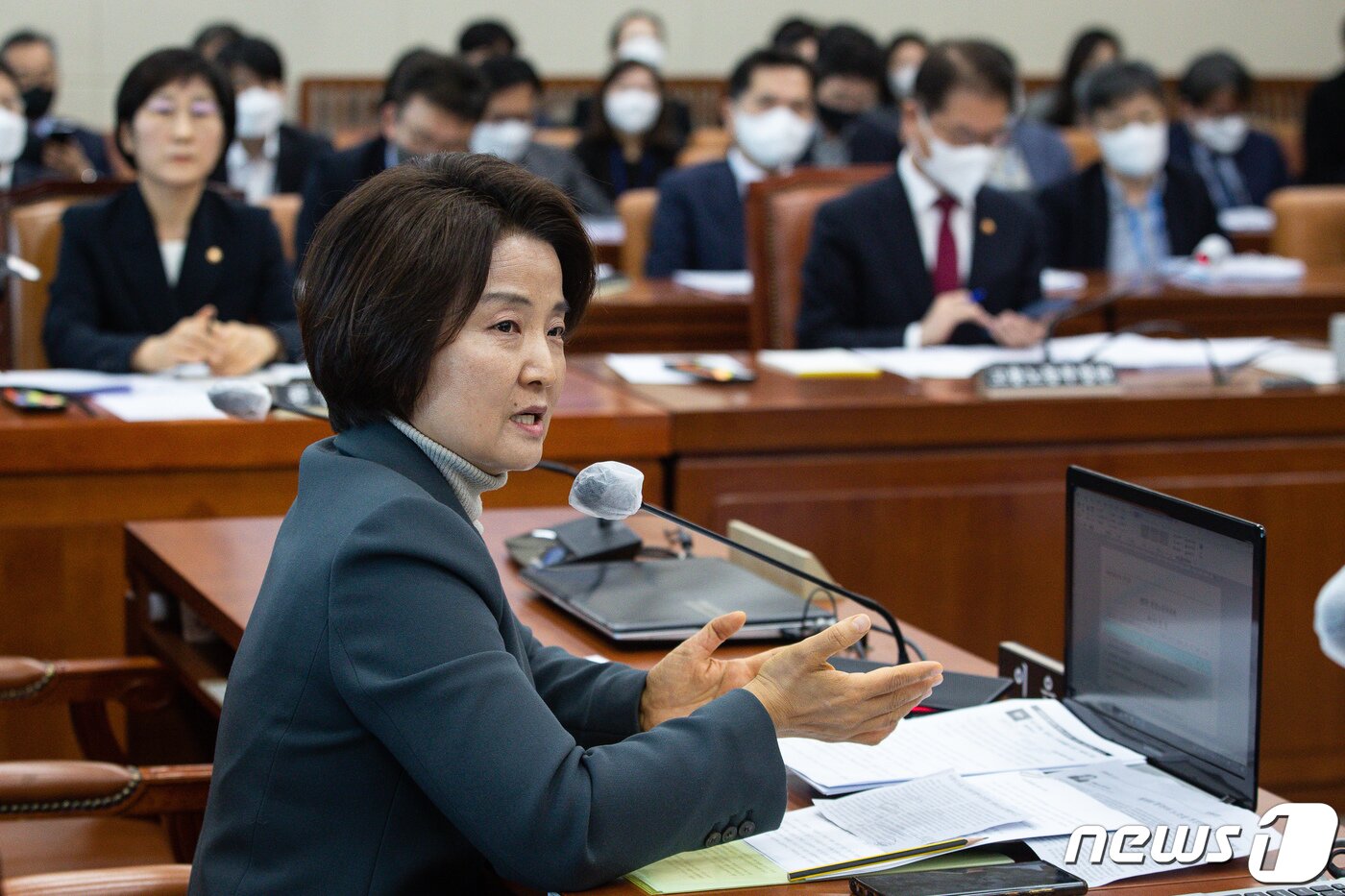 본문 이미지 - 이은주 정의당 의원이 21일 서울 여의도 국회에서 열린 제403회 국회(임시회) 환경노동위원회 제3차 전체회의에서 의사진행발언을 하고 있다.  2023.2.21/뉴스1 ⓒ News1 유승관 기자