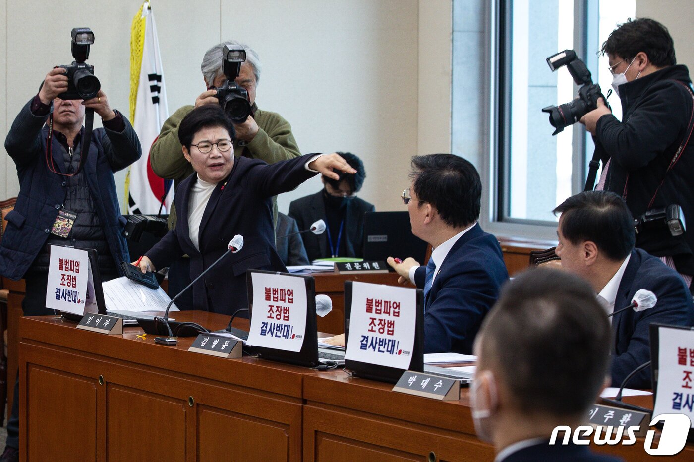 본문 이미지 - 임이자 국회 환경노동위원회 국민의힘 간사(왼쪽)가 21일 서울 여의도 국회에서 열린 제403회 국회(임시회) 환경노동위원회 제3차 전체회의에서 전해철 위원장의 노란봉투법 의결 절차가 진행되자 여당 의원들을 향해 퇴장을 요청하고 있다. 2023.2.21/뉴스1 ⓒ News1 유승관 기자