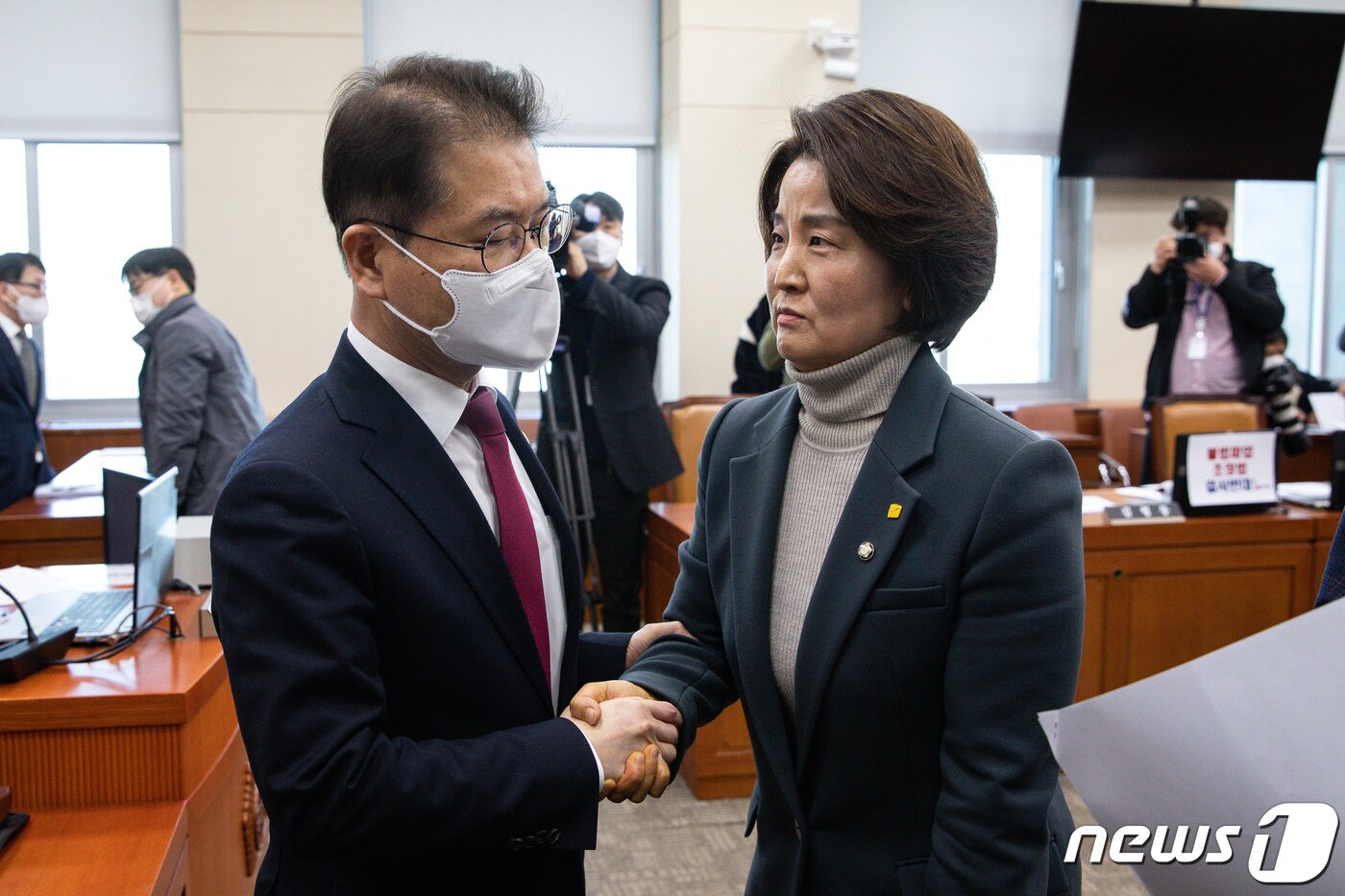 본문 이미지 - 이정식 고용노동부 장관(왼쪽)과 이은주 정의당 의원이 21일 서울 여의도 국회에서 열린 제403회 국회(임시회) 환경노동위원회 제3차 전체회의 산회 후 인사를 나누고 있다. 2023.2.21/뉴스1 ⓒ News1 유승관 기자