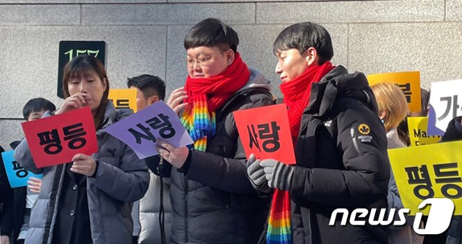 본문 이미지 - 소성욱씨와 김용민씨가 21일 서울고등법원에서 열린 항소심 선고 직후 기자회견을 하고 있다. 2023.2.21/뉴스1 ⓒ News1 구진욱 기자