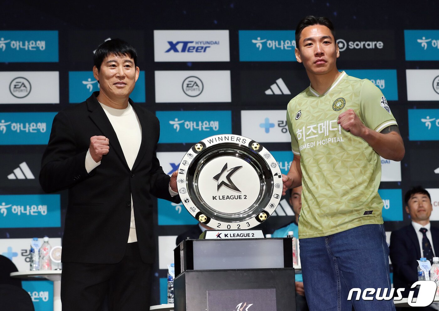 본문 이미지 - 김포FC 고정운 감독과 이상욱이 21일 서울 양재동 더케이호텔에서 열린 하나원큐 K리그2 2023 미디어데이에 앞서 기념사진을 찍고 있다. 2023.2.21/뉴스1 ⓒ News1 이동해 기자