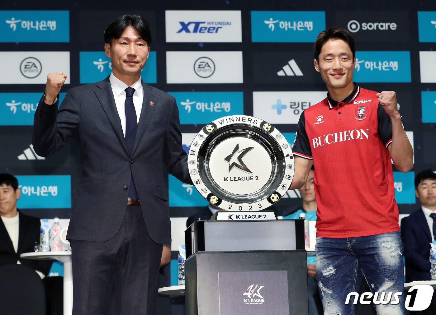 본문 이미지 - 부천FC 이영민 감독과 김호남이 21일 서울 양재동 더케이호텔에서 열린 하나원큐 K리그2 2023 미디어데이에 앞서 기념사진을 찍고 있다. 2023.2.21/뉴스1 ⓒ News1 이동해 기자