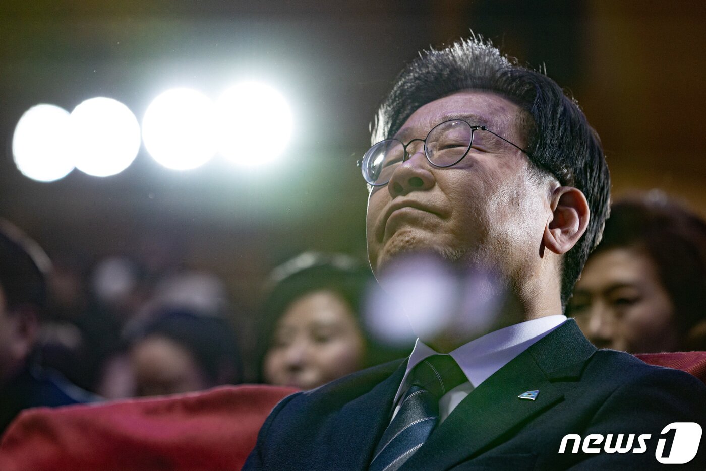 본문 이미지 - 이재명 더불어민주당 대표가 21일 오후 서울 여의도 의원회관에서 열린 전국여성위원회 발대식에서 잠시 위를 바라보고 있다. 2023.2.21/뉴스1 ⓒ News1 이재명 기자