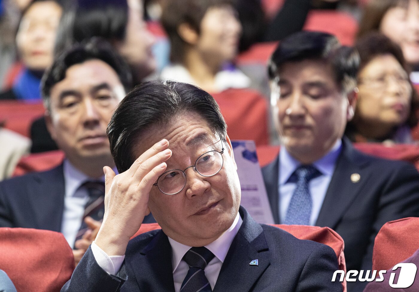 본문 이미지 - 이재명 더불어민주당 대표가 21일 오후 서울 여의도 의원회관에서 열린 전국여성위원회 발대식에서 이마를 만지고 있다. 2023.2.21/뉴스1 ⓒ News1 이재명 기자