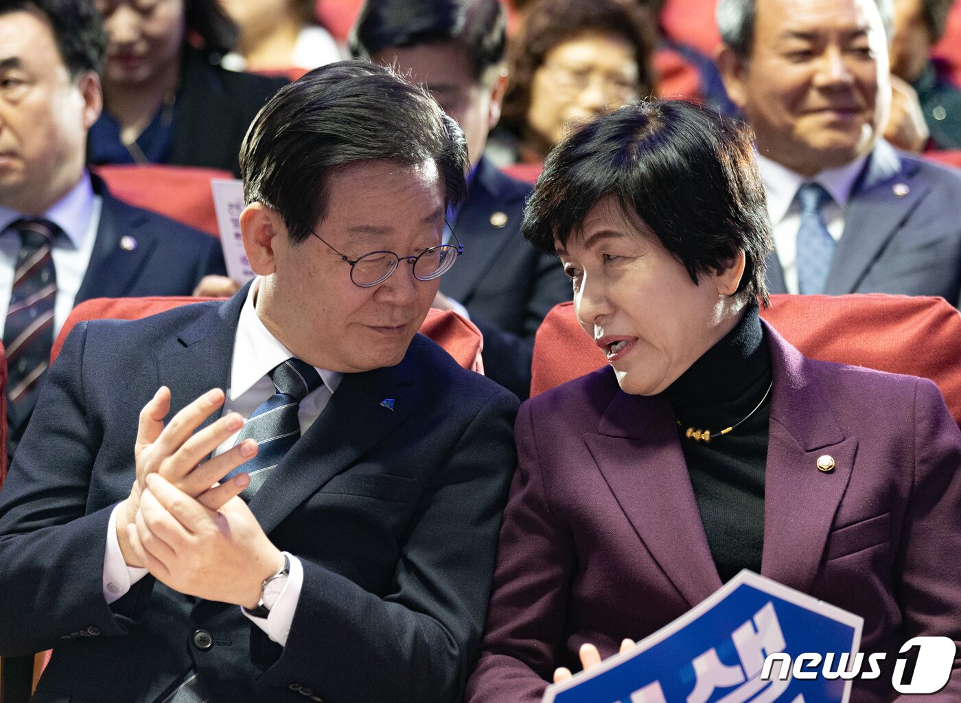 본문 이미지 - 이재명 더불어민주당 대표와 김영주 국회부의장이 21일 오후 서울 여의도 의원회관에서 열린 전국여성위원회 발대식에서 대화를 하고 있다. 2023.2.21/뉴스1 ⓒ News1 이재명 기자