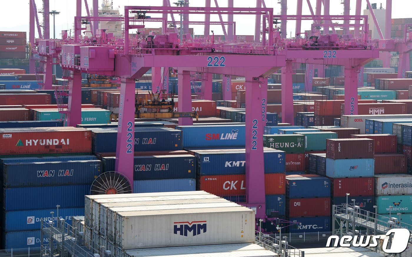 본문 이미지 - 인천 연수구 인천신항에서 컨테이너 하역작업이 진행되고 있다./뉴스1 ⓒ News1 김진환 기자
