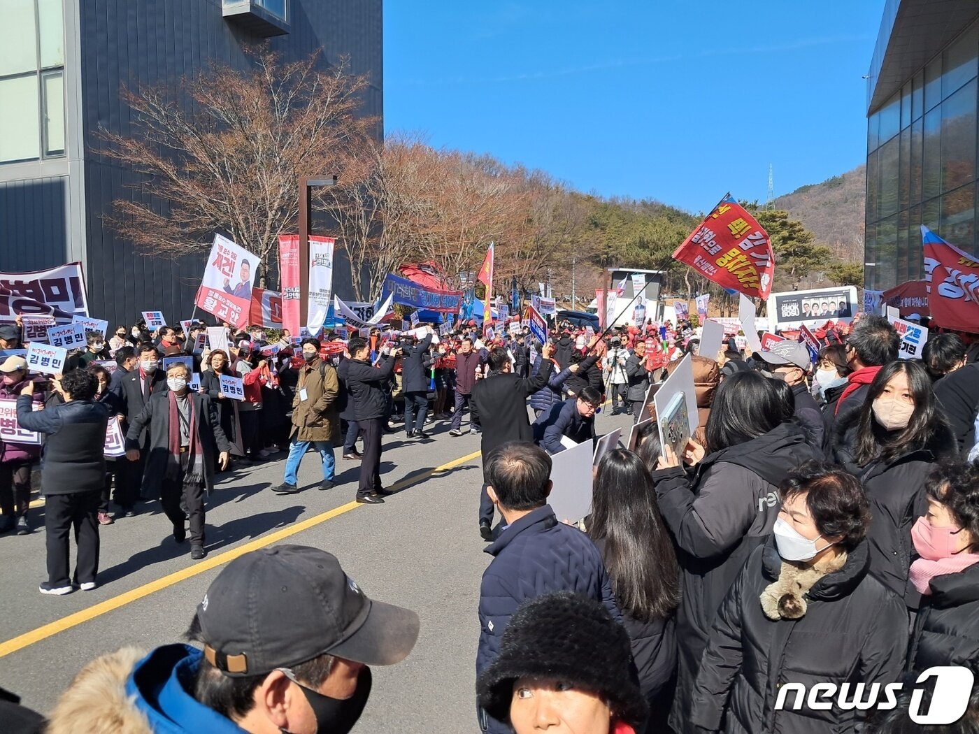 본문 이미지 - 21일 국민의힘 3·8전당대회 대전·세종·충북·충남 합동연설회가 열린 대전대학교 맥센터 앞에서 당원들이 자신이 지지하는 당대표 후보에 대해 열띤 응원전을 펼치고 있다. ⓒNews1 최일 기자