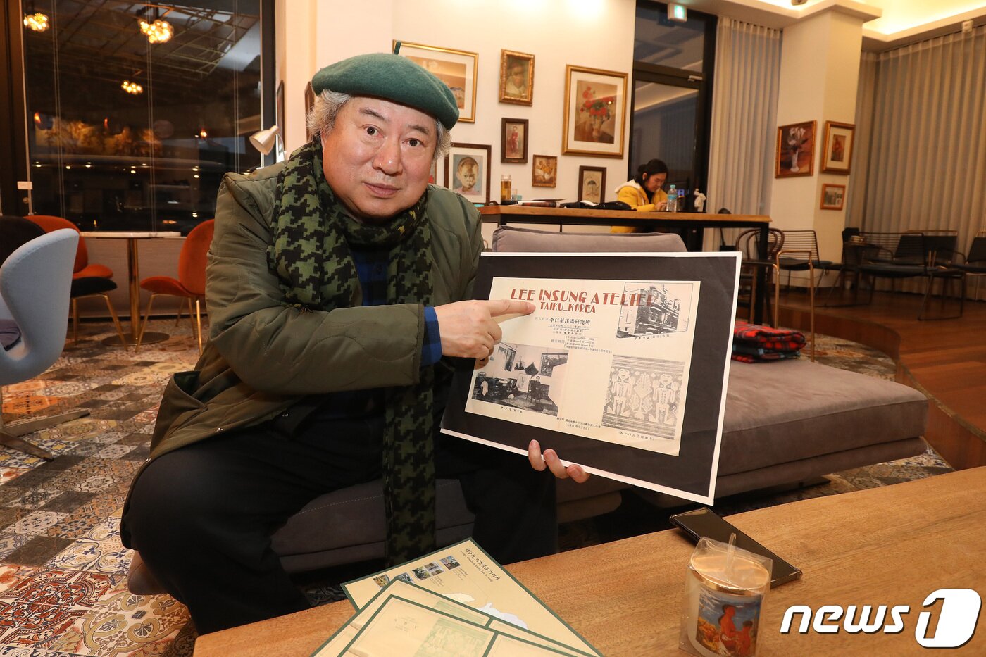 본문 이미지 - '천재화가 이인성(1912~1950)'의 아들 이채원 이인성기념사업회 회장이 1935년 대구 계산오거리 인근에 이인성이 설립했던 '이인성양화연구소' 안내문을 소개하고 있다.