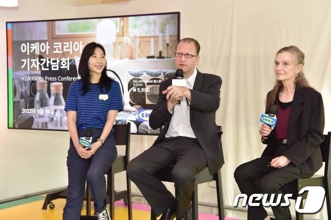 본문 이미지 - 프레드릭 요한손 이케아 대표(가운데)와 마티나 자이델 이케아 코리아 컨트리 커머셜 매니저(오른쪽), 박유리 이케아 기흥점 커뮤니케이션 및 인테리어 디자인 매니저.(이케아코리아 제공) 