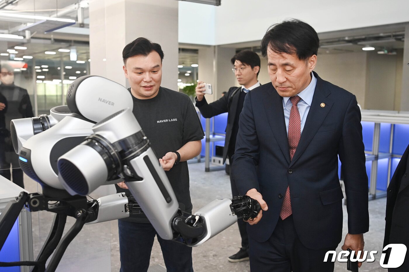 본문 이미지 - 장영진 산업통상자원부 1차관이 오후 경기 성남시 분당구 네이버 1784를 방문해 석상옥 네이버랩스 대표와 함께 로봇 장비 등을 둘러보고 있다.&#40;산업통상자원부 제공&#41; 2023.2.21/뉴스1 ⓒ News1 민경석 기자