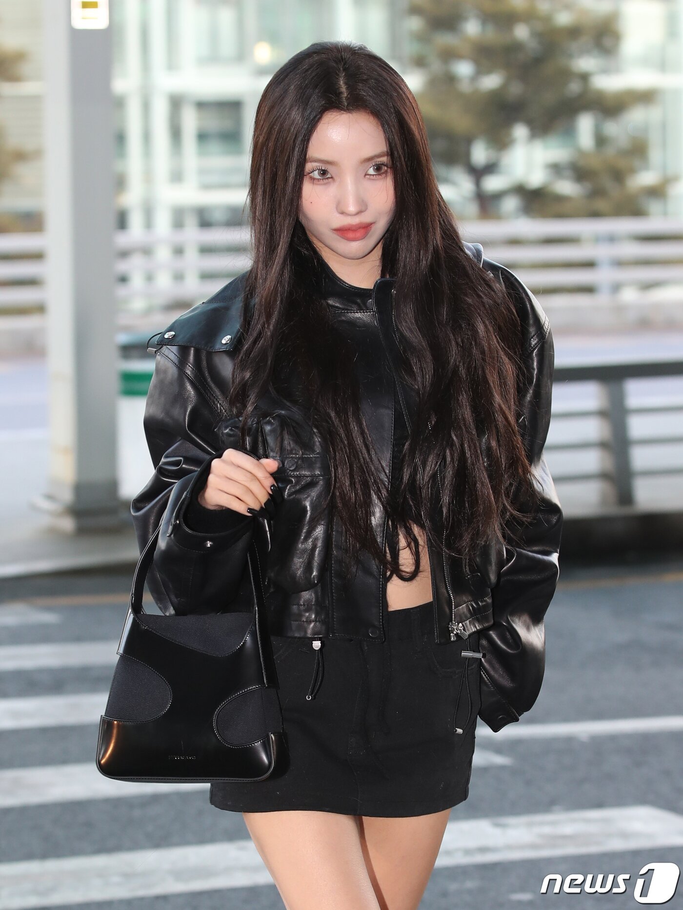 본문 이미지 - (여자)아이들 소연이 22일 패션 행사 참석을 위해 인천국제공항을 통해 이탈리아 밀라노로 출국하고 있다. ⓒ News1 권현진 기자