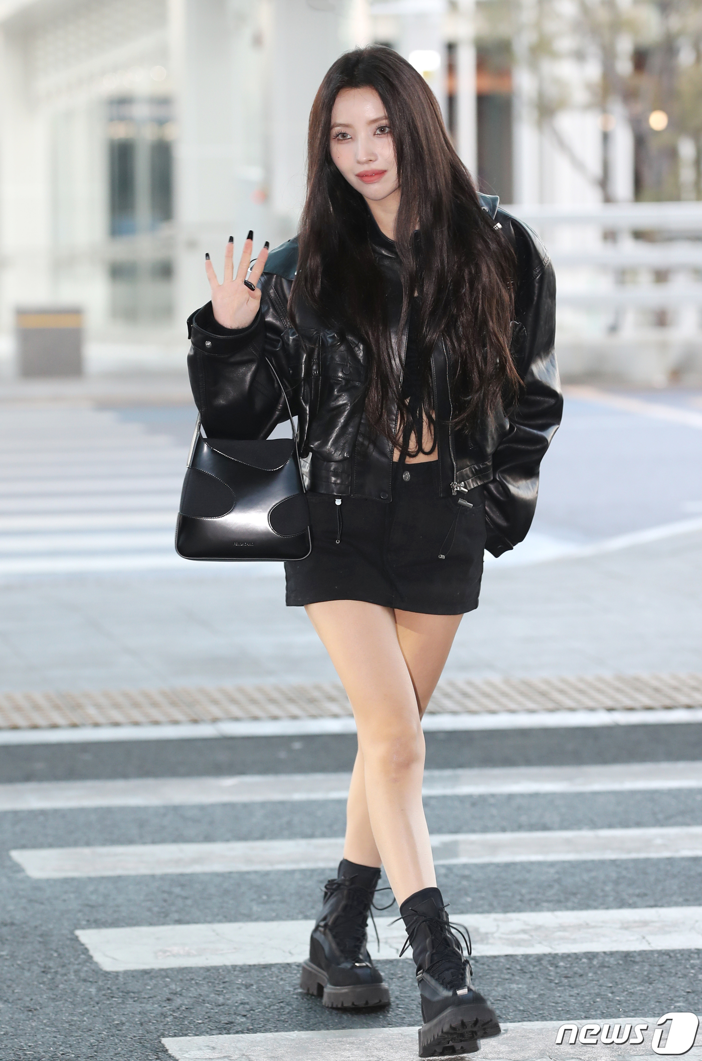 (인천공항=뉴스1) 권현진 기자 = (여자)아이들 소연이 22일 패션 행사 참석을 위해 인천국제공항을 통해 이탈리아 밀라노로 출국하고 있다. 2023.2.22/뉴스1