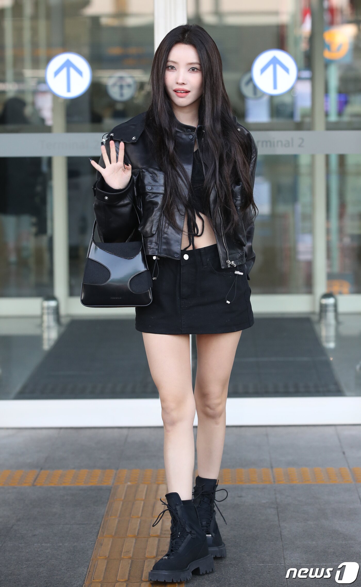 본문 이미지 - (여자)아이들 소연이 22일 패션 행사 참석을 위해 인천국제공항에 도착해 이탈리아 밀라노로 출국하기 전 시크한 손 인사를 하고 있다. ⓒ News1 권현진 기자