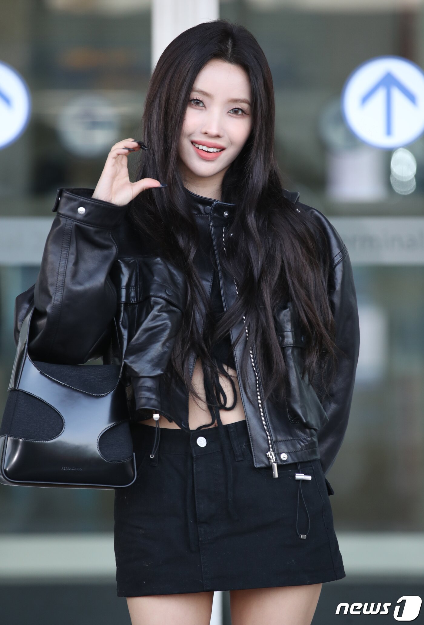 본문 이미지 - (여자)아이들 소연이 22일 패션 행사 참석을 위해 인천국제공항에 도착해 이탈리아 밀라노로 출국하기 전 사랑스러운 볼 하트를 그리고 있다. ⓒ News1 권현진 기자