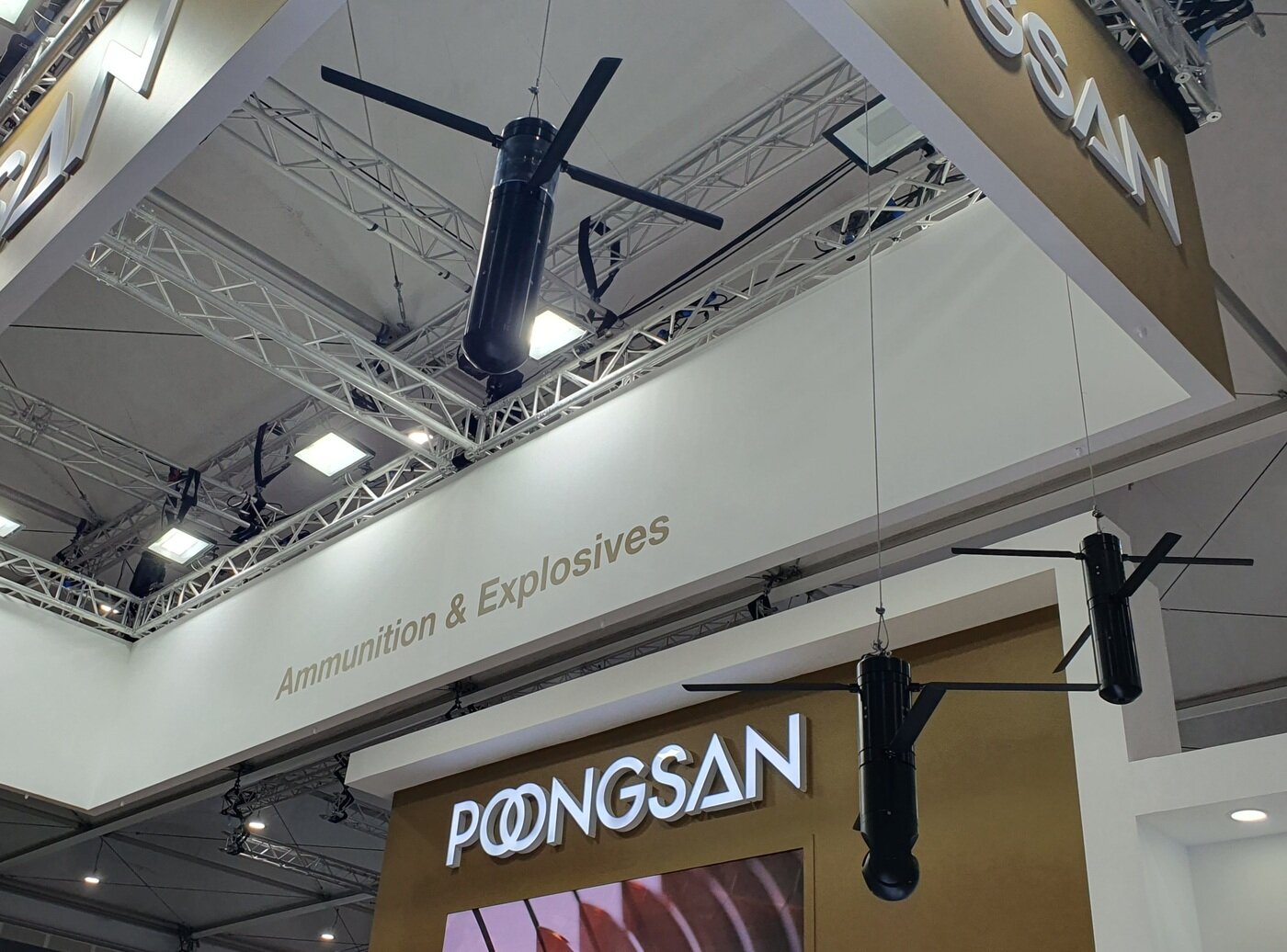 본문 이미지 - 아랍에미리트(UAE) 국제방산전시회(IDEX)에서 풍산이 전시한 동축로터형 드론. (국방부공동취재단)