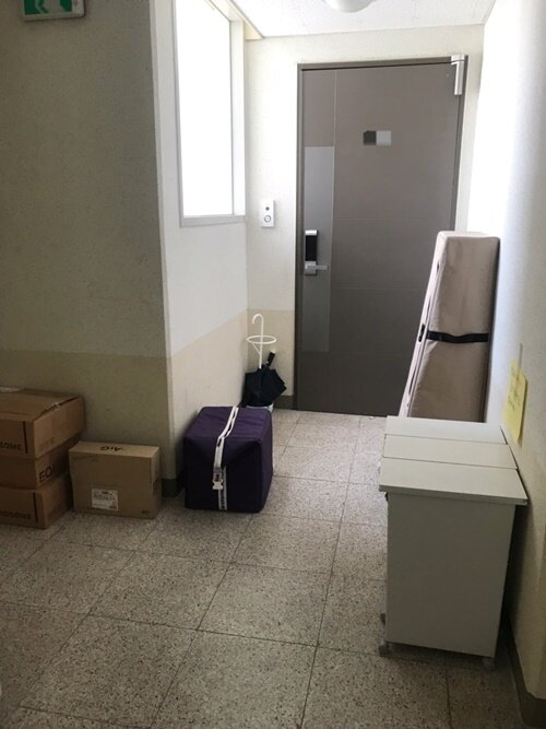 본문 이미지 - A씨가 공개한 아파트 현관 모습. (온라인 커뮤니티 갈무리)