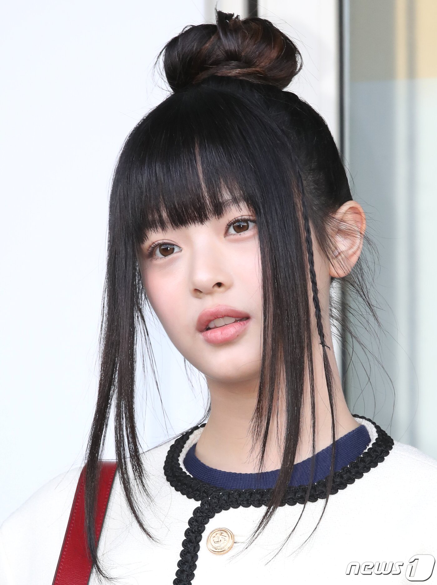 본문 이미지 - 뉴진스(NewJeans) 하니가 22일 패션 행사 참석을 위해 인천국제공항에 도착해 이탈리아 밀라노로 출국하기 전 인사를 하고 있다. 2023.2.22/뉴스1 ⓒ News1 권현진 기자