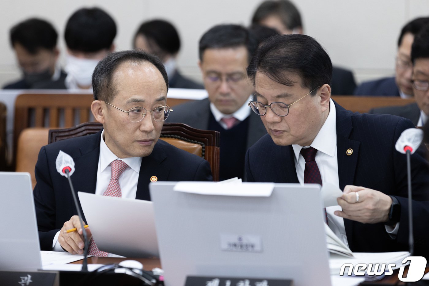 본문 이미지 - 추경호 경제부총리 겸 기획재정부 장관&#40;왼쪽&#41;과 방지선 차관이 22일 오전 서울 여의도 국회에서 열린 기획재정위원회 전체회의에서 대화를 하고 있다. 2023.2.22/뉴스1 ⓒ News1 이재명 기자