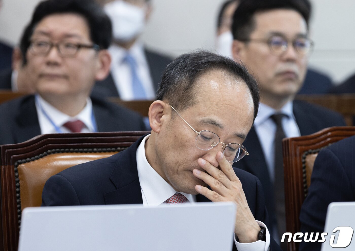 본문 이미지 - 추경호 경제부총리 겸 기획재정부 장관이 22일 오전 서울 여의도 국회에서 열린 기획재정위원회 전체회의에서 자료를 살펴보고 있다. 2023.2.22/뉴스1 ⓒ News1 이재명 기자