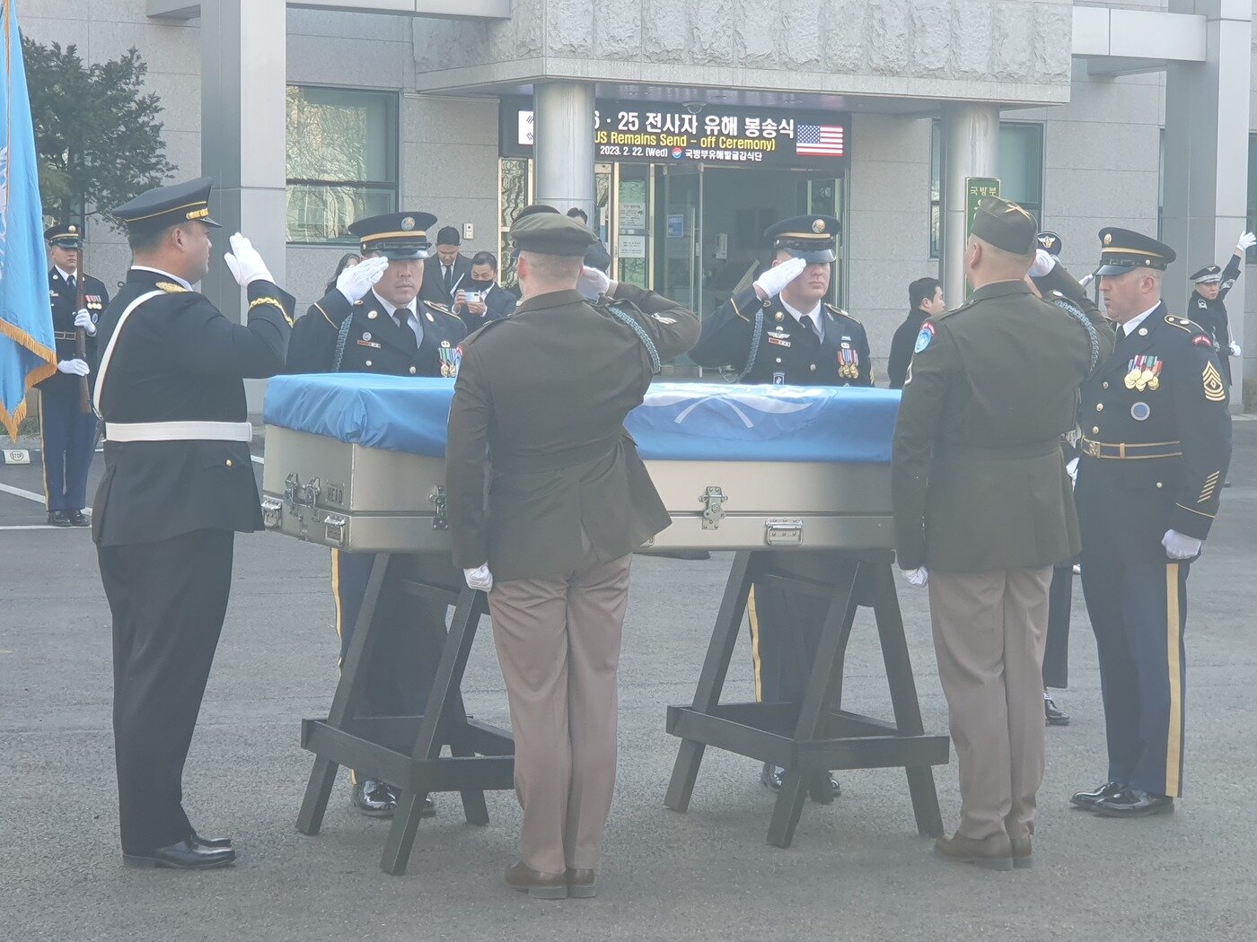 본문 이미지 - 22일 오전 서울 동작구 국방부 유해발굴감식단에서 미군 전사자 유해 1구를 고국으로 봉송하기 위한 봉송식이 엄수됐다. 2023.02.22 /뉴스1 ⓒ News1 박응진 기자