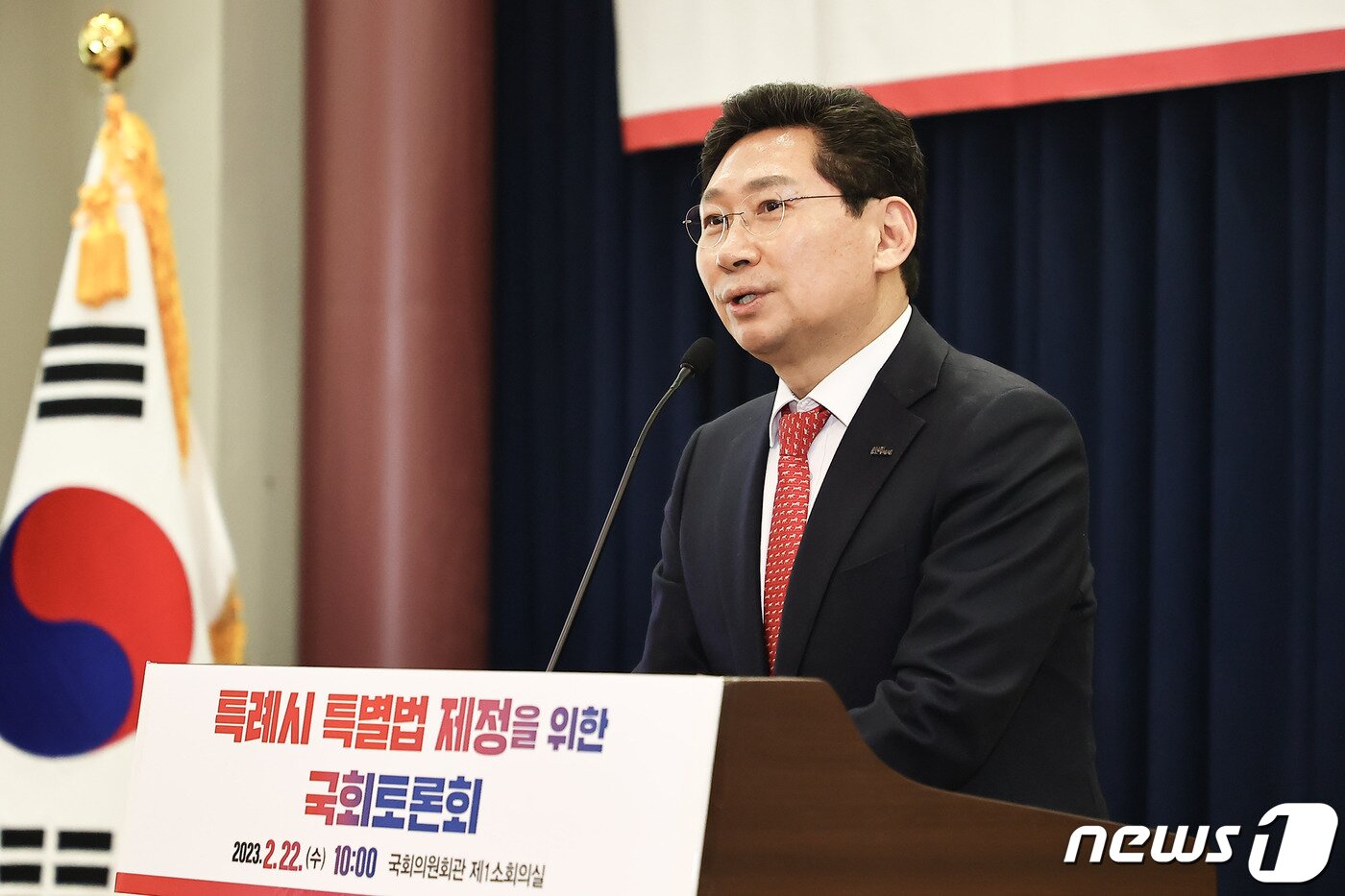 본문 이미지 - 이상일 용인시장이 22일 국회의원회관 제1소회의실에서 열린 '특례시 특별법 제정을 위한 국회 토론회'에서 환영사를 하고 있다.(용인시 제공)