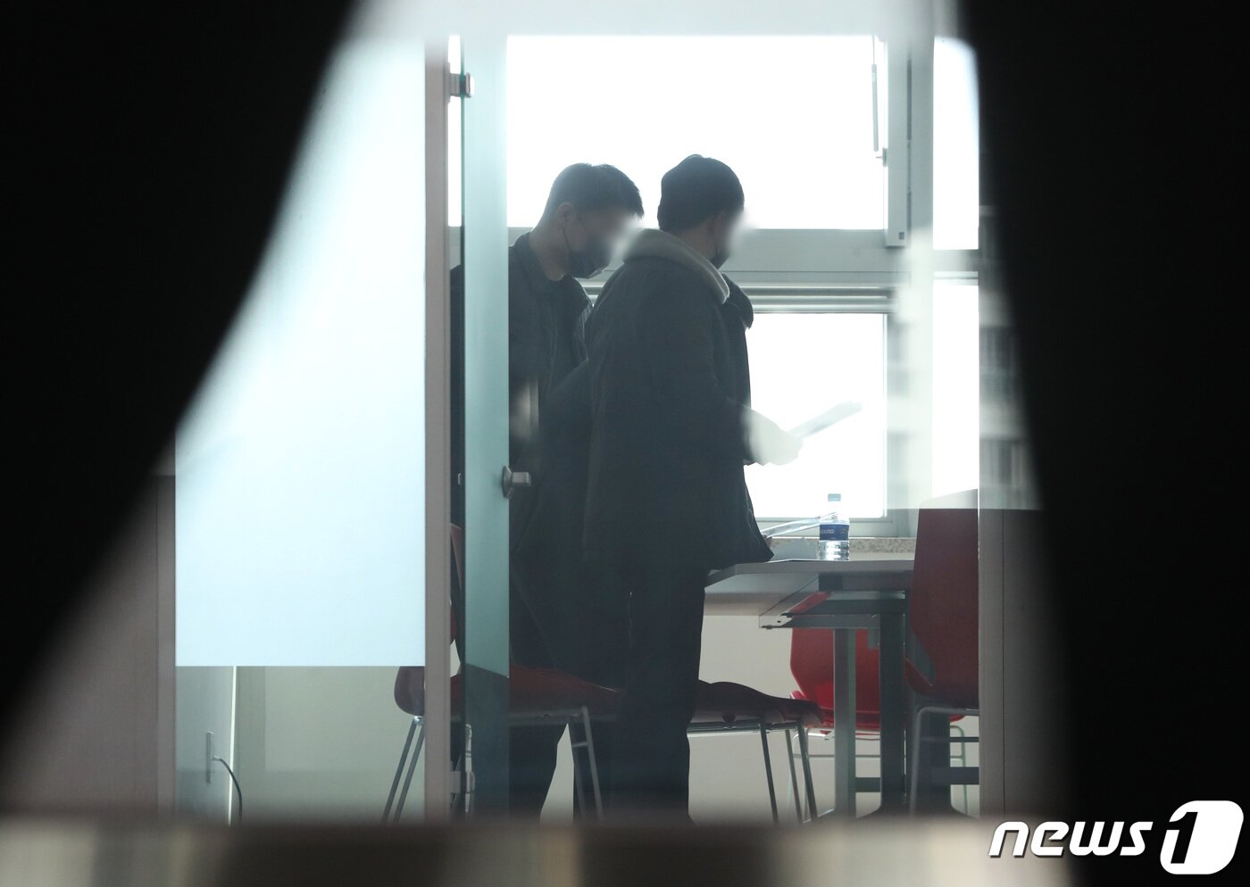 본문 이미지 - '쌍방울그룹 대북송금 의혹' 사건을 수사중인 검찰이 지난 22일 경기도청 비서실·기획조정실, 경기도북부청 평화협력국·경제부지사실·평화기반과·평화기반조성과·DMZ정책과·축수산산림국장실·산림녹지과, 경기도의회 기획재정위원회·농정해양위원회, 킨텍스 사무실, 동북아평화경제협회 사무실, 동북아평화경제협회 전 직원 주거지 등 10여곳을 압수수색했다./뉴스1 