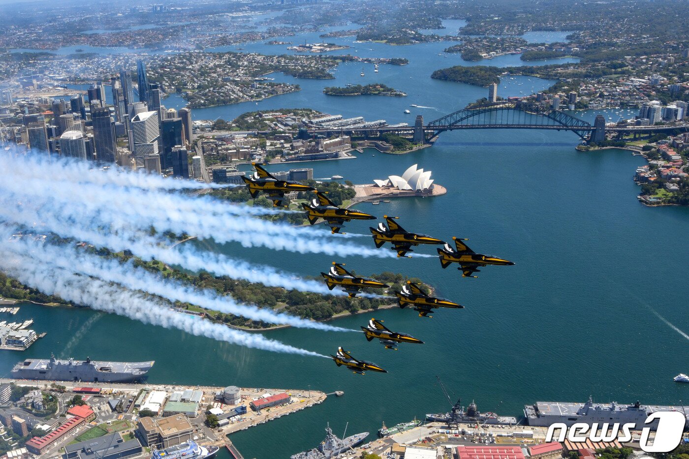 본문 이미지 - 공군 특수비행팀 블랙이글스가 21일(현지시간) 호주 시드니 상공을 비행하고 있다. 블랙이글스는 오는 28일부터 3월 5일 호주 아발론 국제에어쇼에 참가해 국산항공기 우수성을 널리 알리며 방산협력에 기여할 예정이다. (공군 제공) 2023.2.22/뉴스1