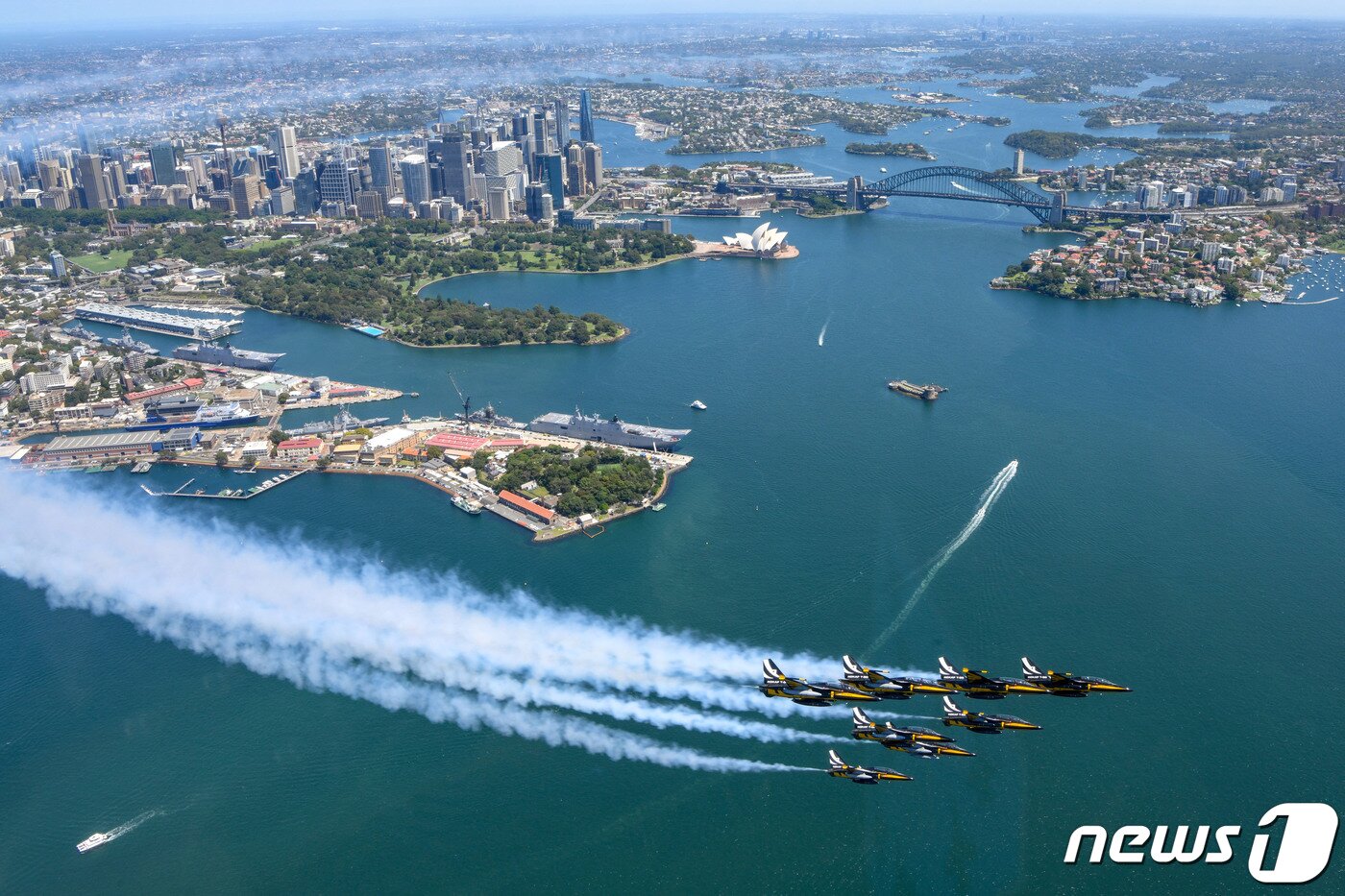 본문 이미지 - 공군 특수비행팀 블랙이글스가 21일(현지시간) 호주 시드니 상공을 비행하고 있다. 블랙이글스는 오는 28일부터 3월 5일 호주 아발론 국제에어쇼에 참가해 국산항공기 우수성을 널리 알리며 방산협력에 기여할 예정이다. (공군 제공) 2023.2.22/뉴스1