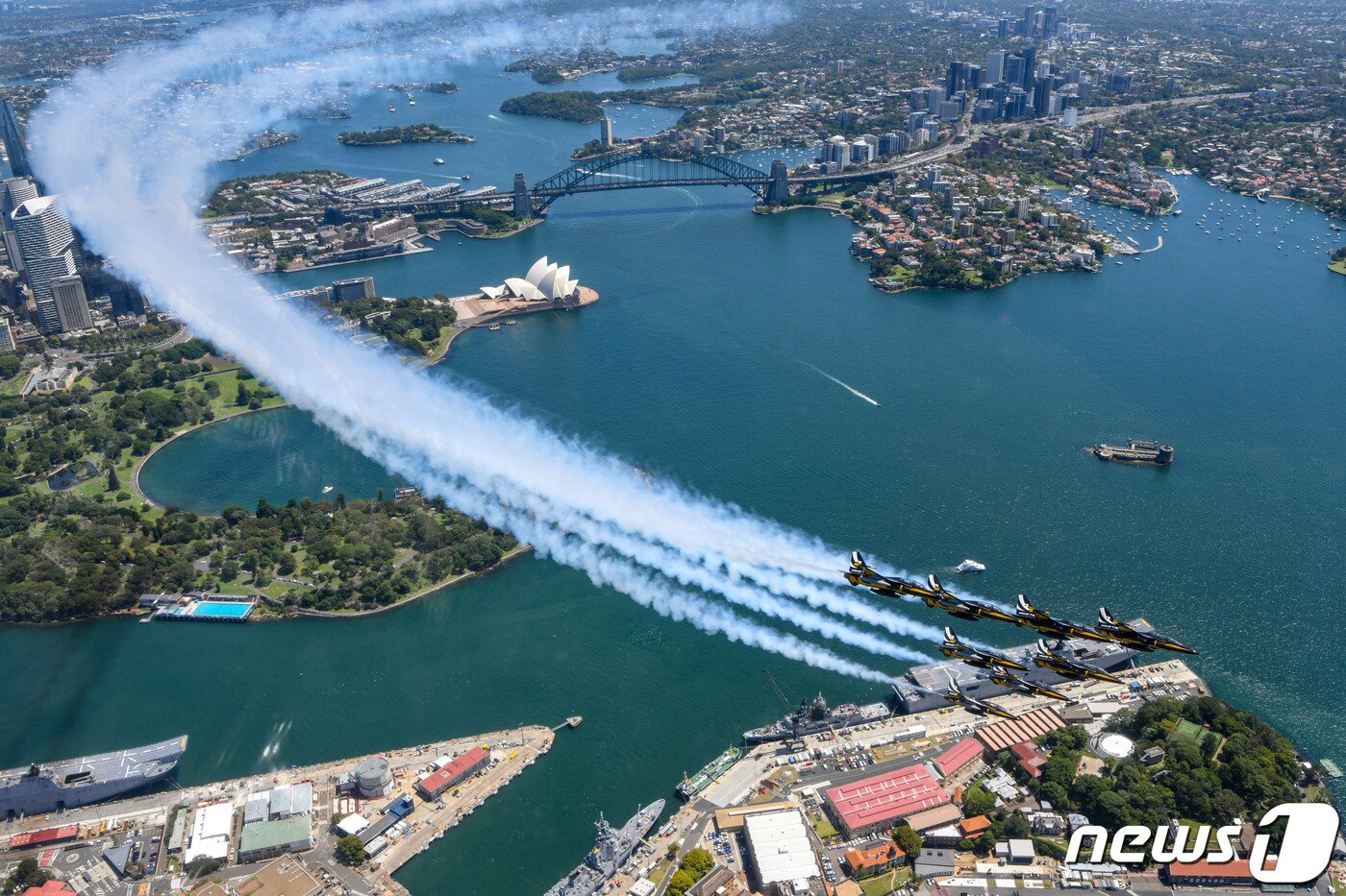 본문 이미지 - 공군 특수비행팀 블랙이글스가 21일(현지시간) 호주 시드니 상공을 비행하고 있다. 블랙이글스는 오는 28일부터 3월 5일 호주 아발론 국제에어쇼에 참가해 국산항공기 우수성을 널리 알리며 방산협력에 기여할 예정이다. (공군 제공) 2023.2.22/뉴스1