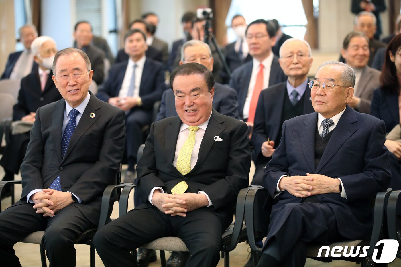 본문 이미지 - 22일 오전 서울 중구 프레스센터에서 열린 '보통사람들의시대 노태우 센터 설립 및 출판기념회'에서 반기문 전 유엔사무총장, 문희상 전 국회의장 등 참석자들이 미소 짓고 있다. 2023.2.22/뉴스1 ⓒ News1 이승배 기자