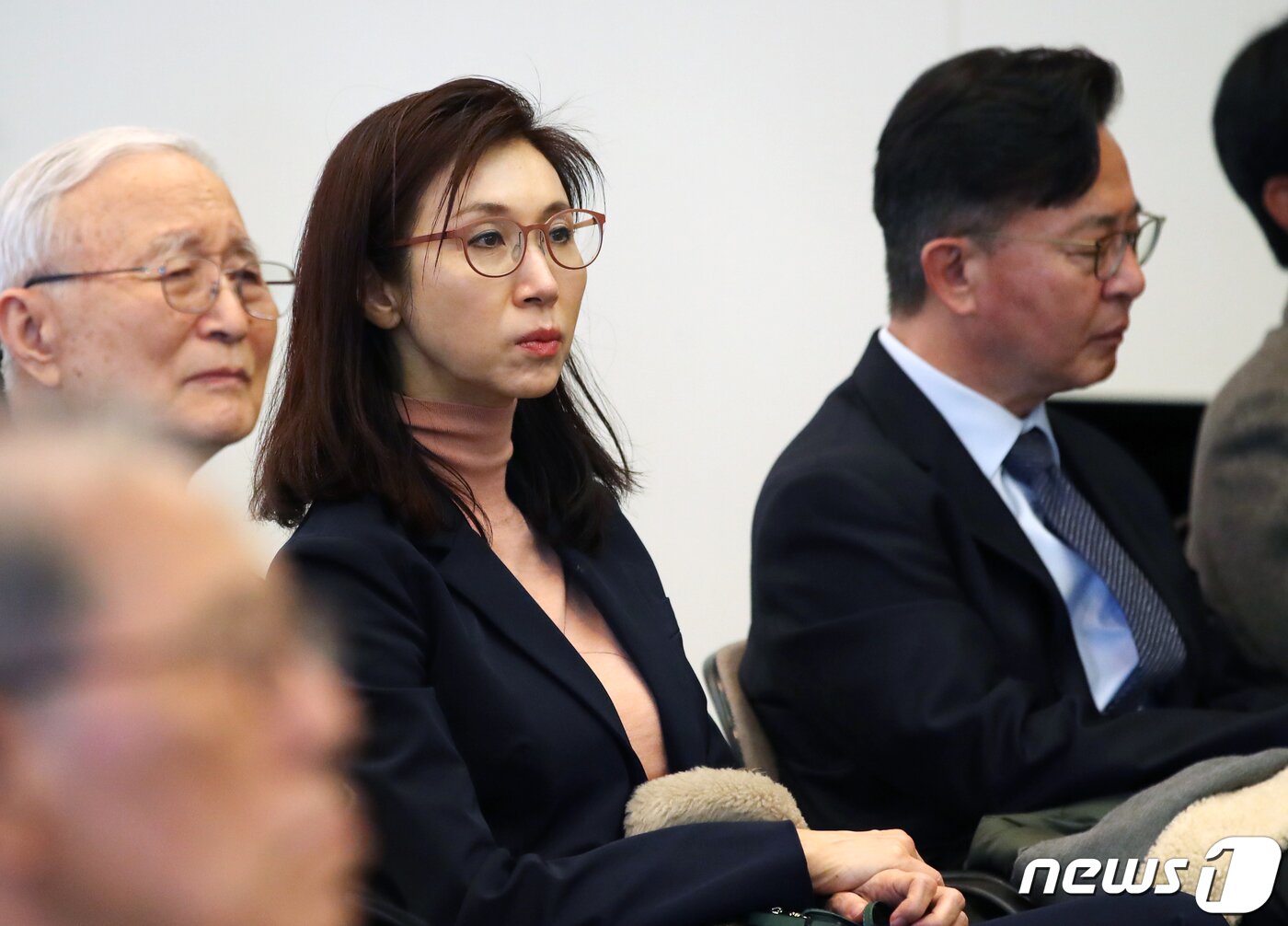 본문 이미지 - 노소영 아트센터 나비 관장이 22일 오전 서울 중구 프레스센터에서 열린 '보통사람들의시대 노태우 센터 설립 및 출판기념회'에 참석해 자리에 앉아 있다. 2023.2.22/뉴스1 ⓒ News1 이승배 기자