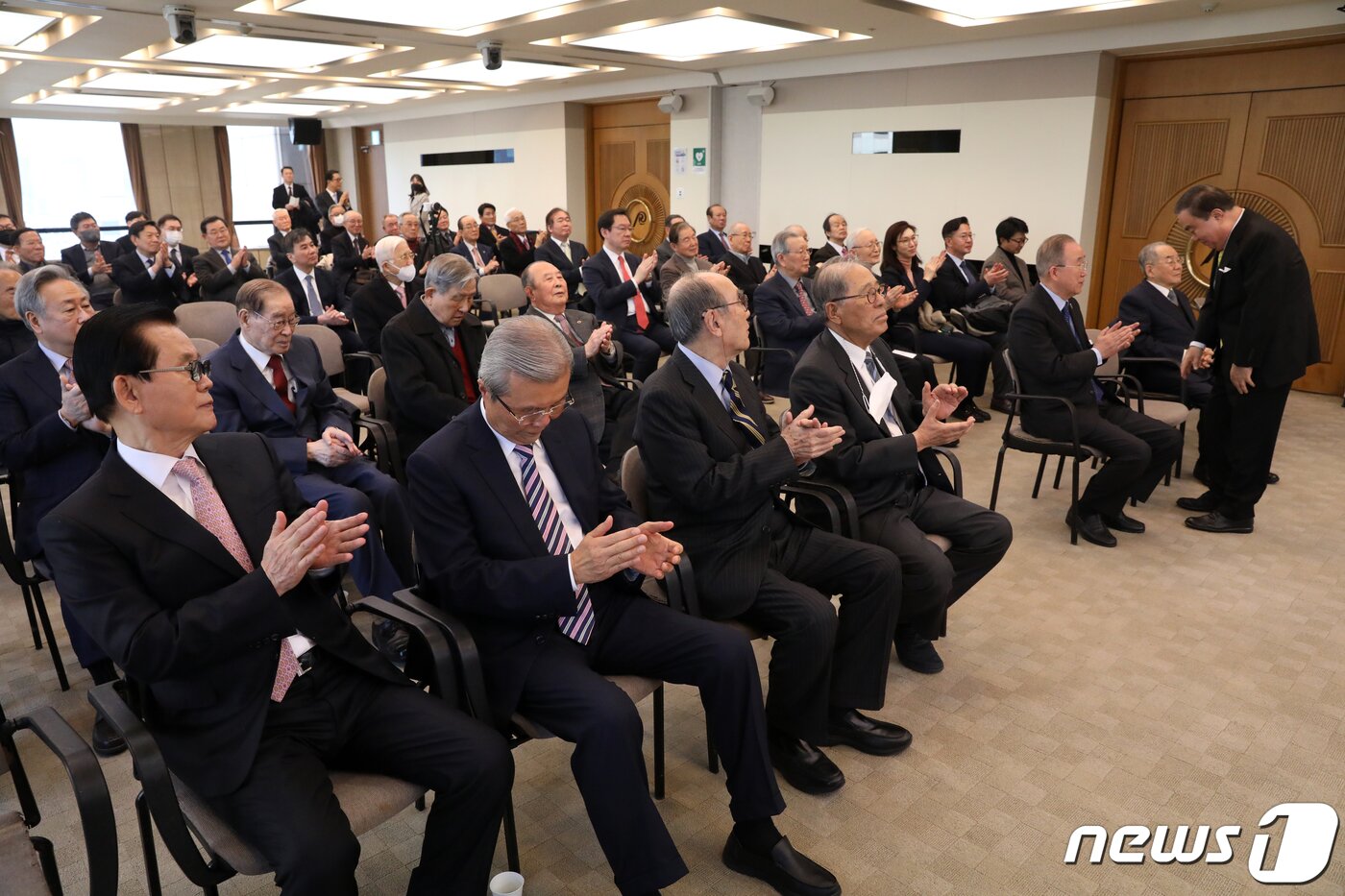 본문 이미지 - 22일 오전 서울 중구 프레스센터에서 열린 '보통사람들의시대 노태우 센터 설립 및 출판기념회'에서 김종인 국민의힘 전 비대위원장을 비롯한 참석자들이 박수치고 있다. 2023.2.22/뉴스1 ⓒ News1 이승배 기자