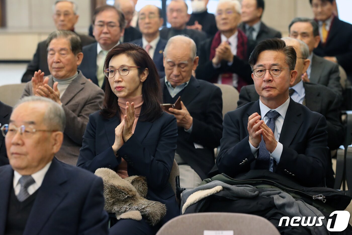 본문 이미지 - 22일 오전 서울 중구 프레스센터에서 열린 '보통사람들의시대 노태우 센터 설립 및 출판기념회'에서 노소영 아트센터 나비 관장과 홍용표 전 통일부 장관이 손뼉치고 있다. 2023.2.22/뉴스1 ⓒ News1 이승배 기자