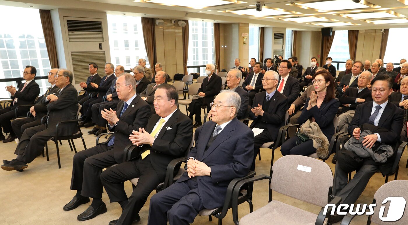 본문 이미지 - 22일 오전 서울 중구 프레스센터에서 열린 '보통사람들의시대 노태우 센터 설립 및 출판기념회'에서 반기문 전 유엔사무총장을 비롯한 참석자들이 박수치고 있다. 2023.2.22/뉴스1 ⓒ News1 이승배 기자