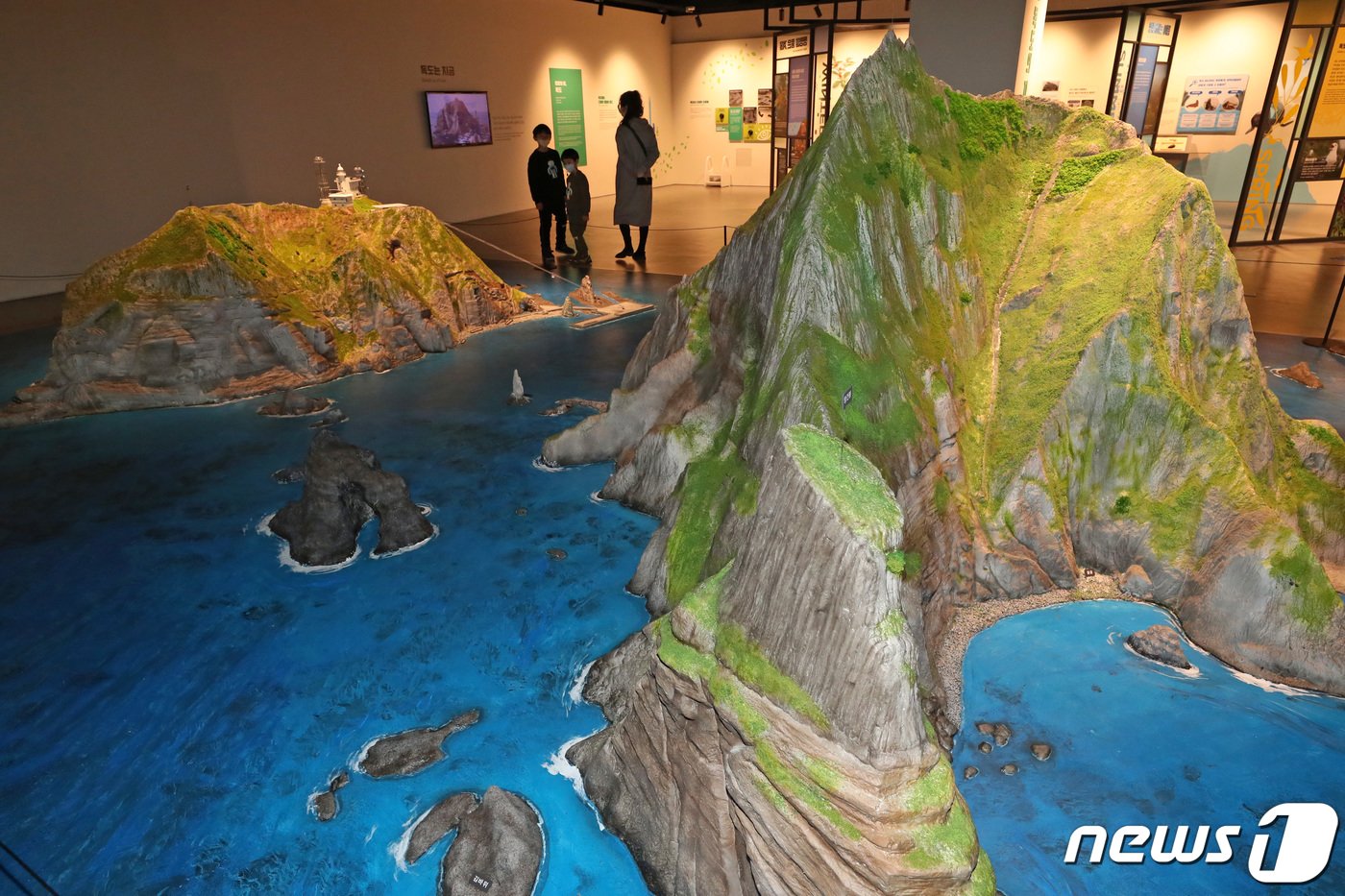 본문 이미지 - 22일 서울 영등포구 동북아역사재단독도체험관을 찾은 시민들이 독도 관련 전시물들을 관람하고 있다. 2023.2.22/뉴스1 ⓒ News1 조태형 기자