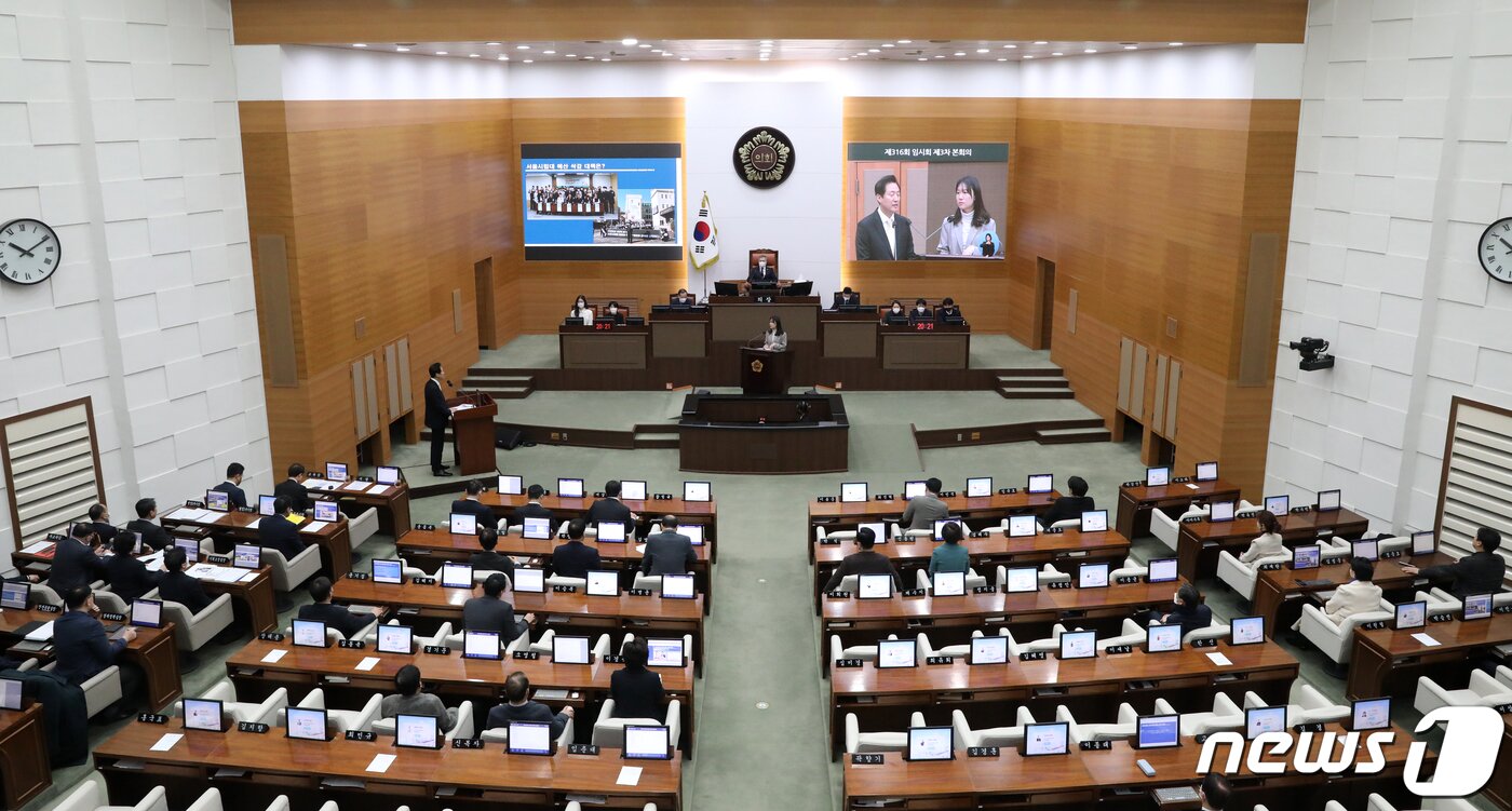본문 이미지 - 오세훈 서울시장이 22일 오전 서울 중구 서울시의회에서 열린 '제316회 임시회' 제3차 본회의에서 시의원들의 질의에 답변하고 있다. 2023.2.22/뉴스1 ⓒ News1 이승배 기자