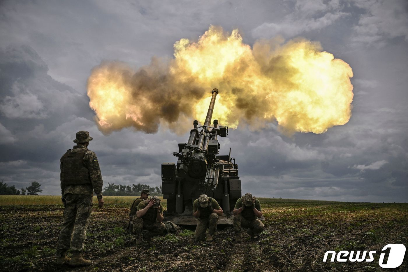 본문 이미지 - 지난해 6월15일(현지시간) 우크라이나 군인들이 돈바스 전선에서 러시아군에게 프랑스제 155mm 차륜형 자주포 세자르를 발포하고 있다. 2022.06.15/뉴스1 ⓒ AFP=뉴스1 ⓒ News1 김민수 기자