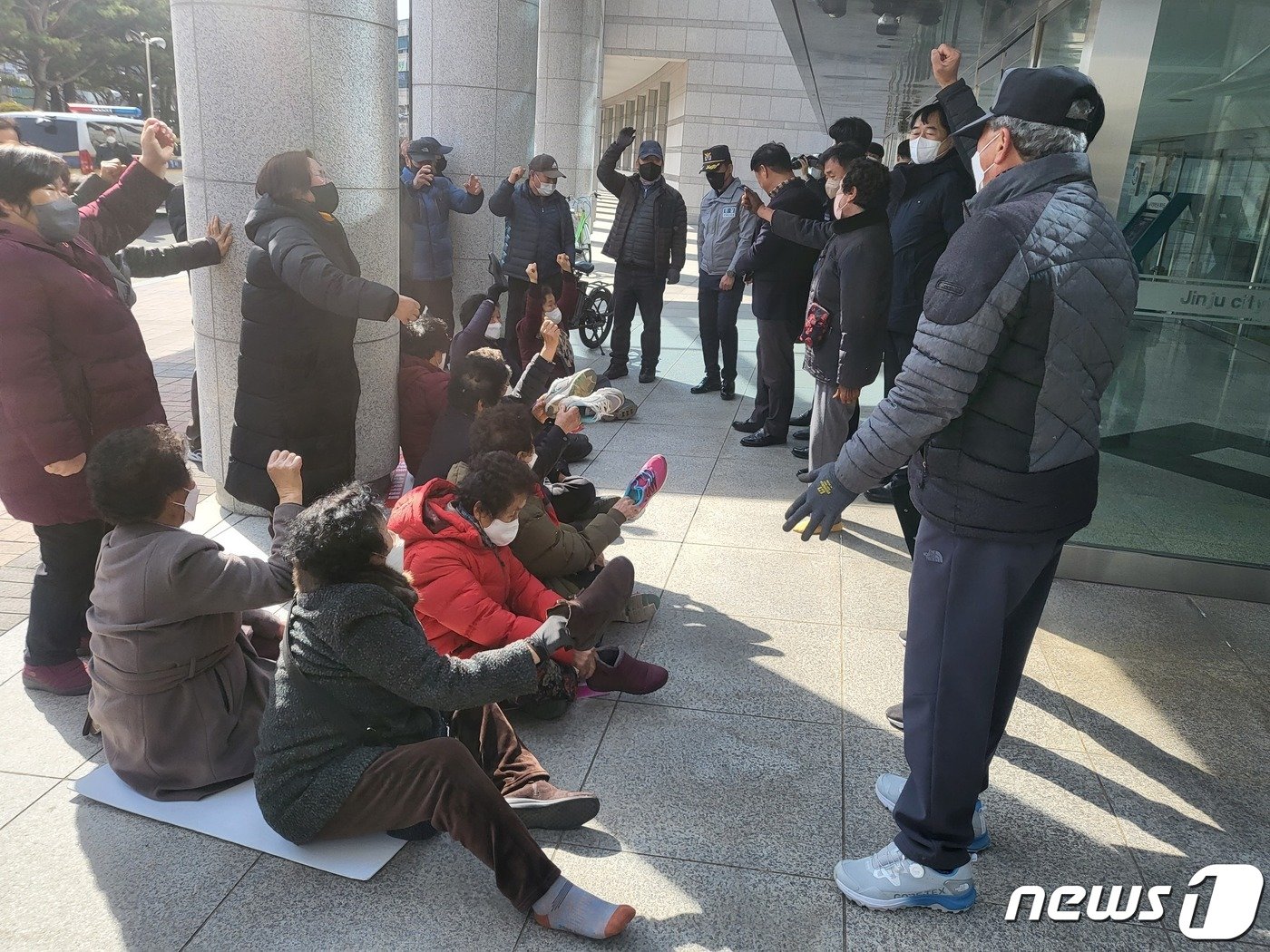 본문 이미지 - 진양호공원살리기 비생대책위원회는 진주시청 진입이 실패하자 시청 앞 정문에서 농성을 벌이고 있다. 2023.2.22 뉴스1/한송학기자