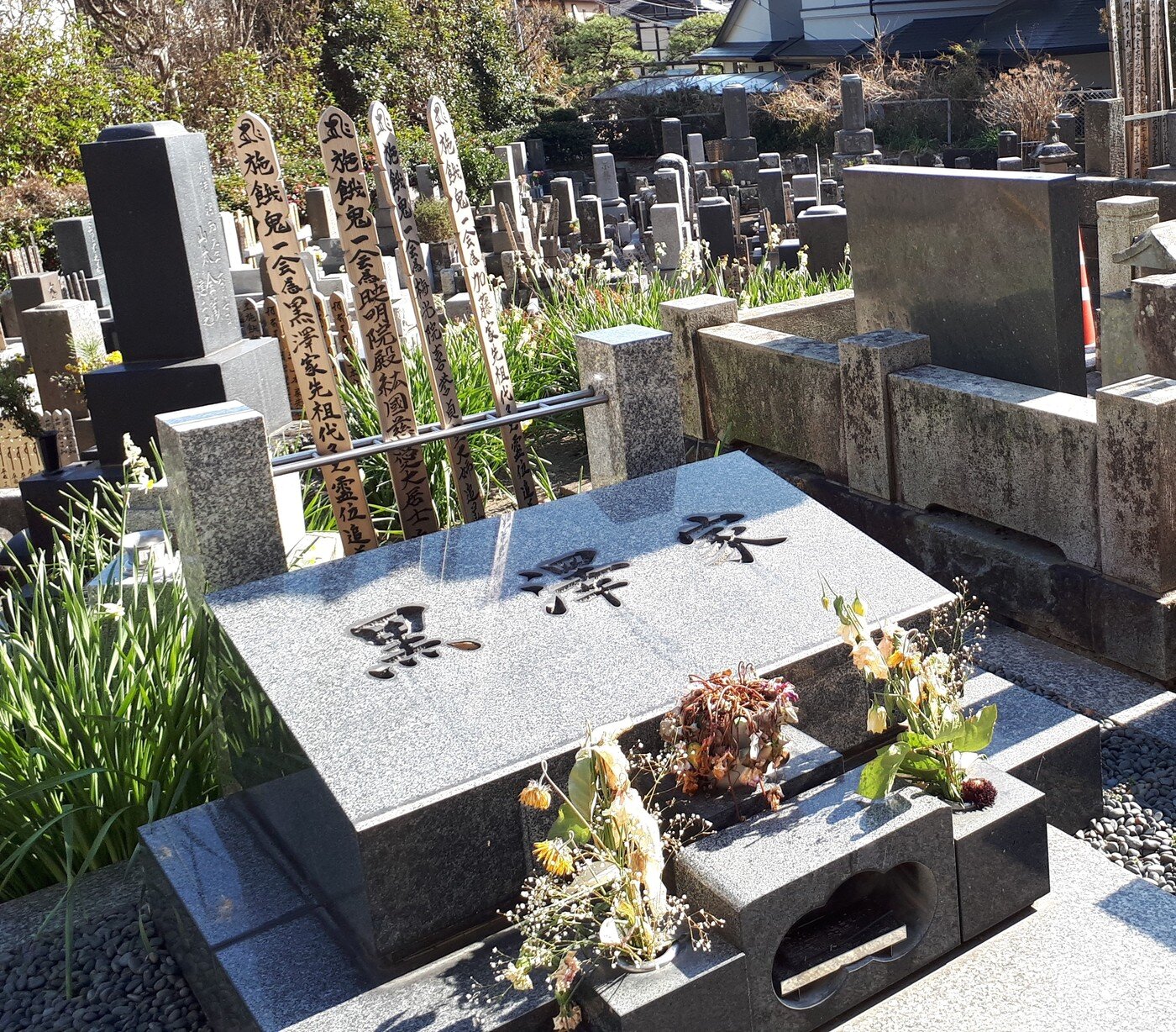 본문 이미지 - 구로사와 아키라 감독의 묘비. /사진=조성관 작가 