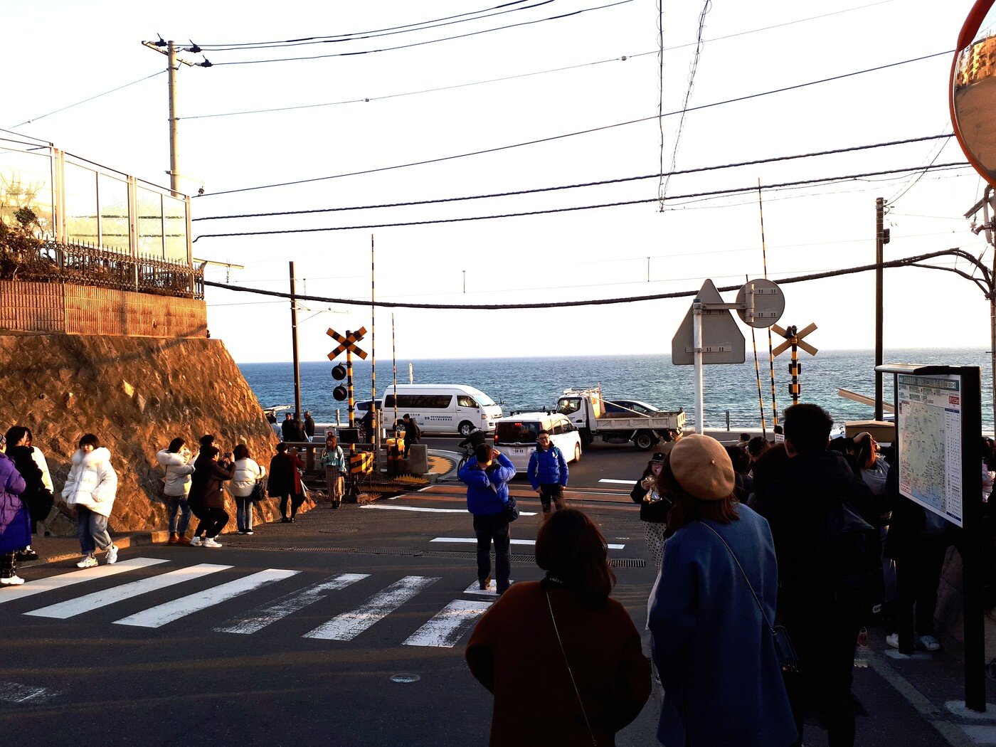 본문 이미지 - 가마쿠라 고교 앞 역 건널목. /사진=조성관 작가 