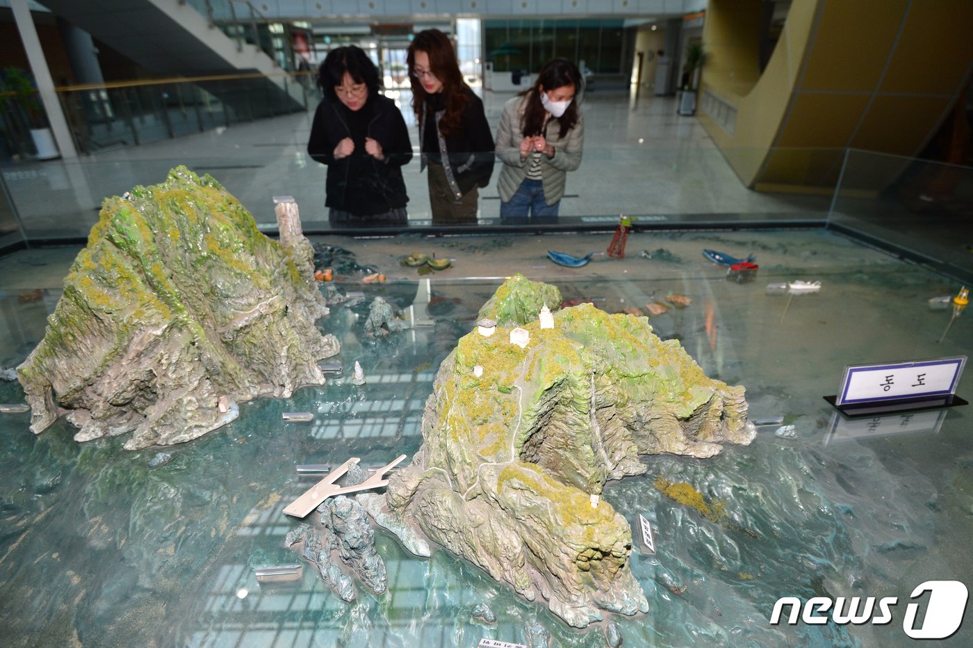 본문 이미지 - 22일 오후 경북 포항시 북구에 있는 경북도교육청 문화원에서 시민들이 '우리 땅 독도' 조형물을 살펴보고 있다. 독도 조형물은 도내에서 규모가 가장 크고 실물과 가장 가깝게 만들어져 초,중,고교생들의 교육자료로 사용되고 있다.2023.2.22/뉴스1 ⓒ News1 최창호 기자