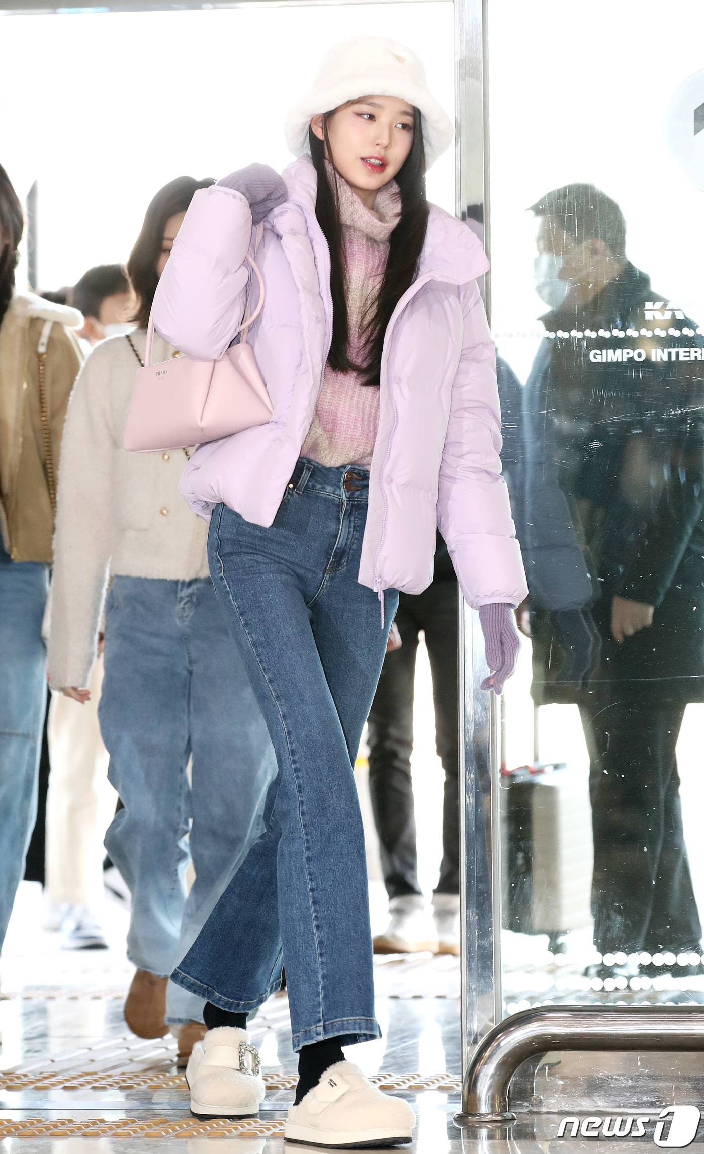 (김포공항=뉴스1) 권현진 기자 = 아이브의 장원영이 팬미팅을 위해 22일 김포국제공항을 통해 일본 오사카로 출국하고 있다. 2023.2.22/뉴스1