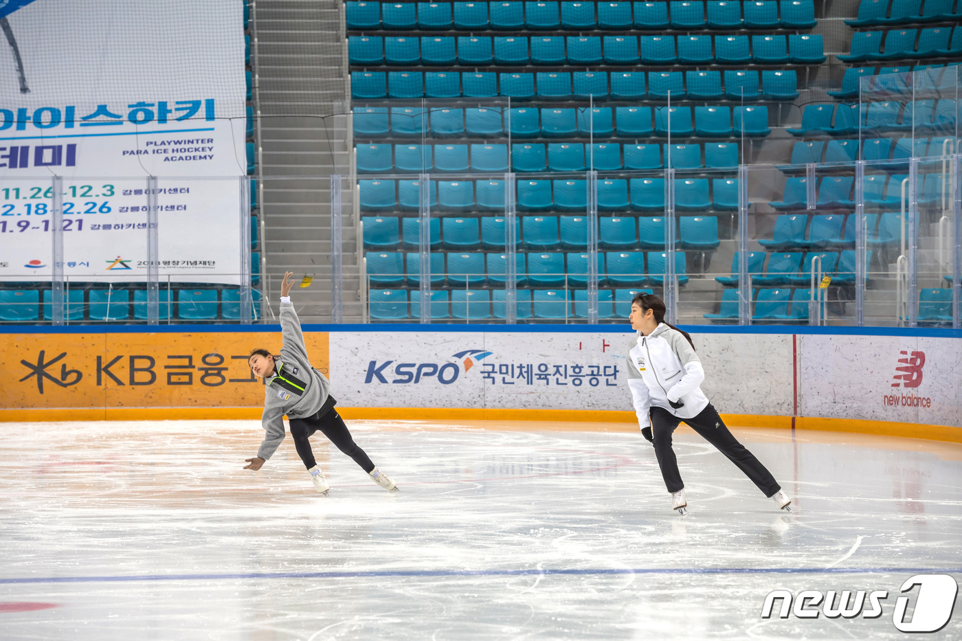 (서울=뉴스1) = '피겨여왕' 김연아가 22일 강원도 강릉하키센터에서 열린 플레이윈터 피겨스케이팅 아카데미에서 선수들을 지도하고 있다. (2018평창기념재단 제공) 2023.2. …