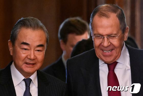 왕이 중국 외교부장(왼쪽)과 세르게이 라브로프 러시아 외교장관과 회담하고 있다. 2023.02.22/뉴스1 © 로이터=뉴스1