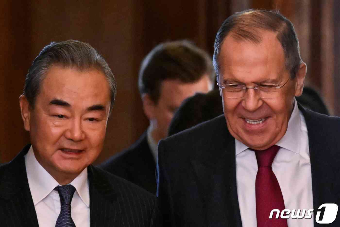 왕이 중국 외교부장(왼쪽)과 세르게이 라브로프 러시아 외교장관과 회담하고 있다. 2023.02.22/뉴스1 © 로이터=뉴스1