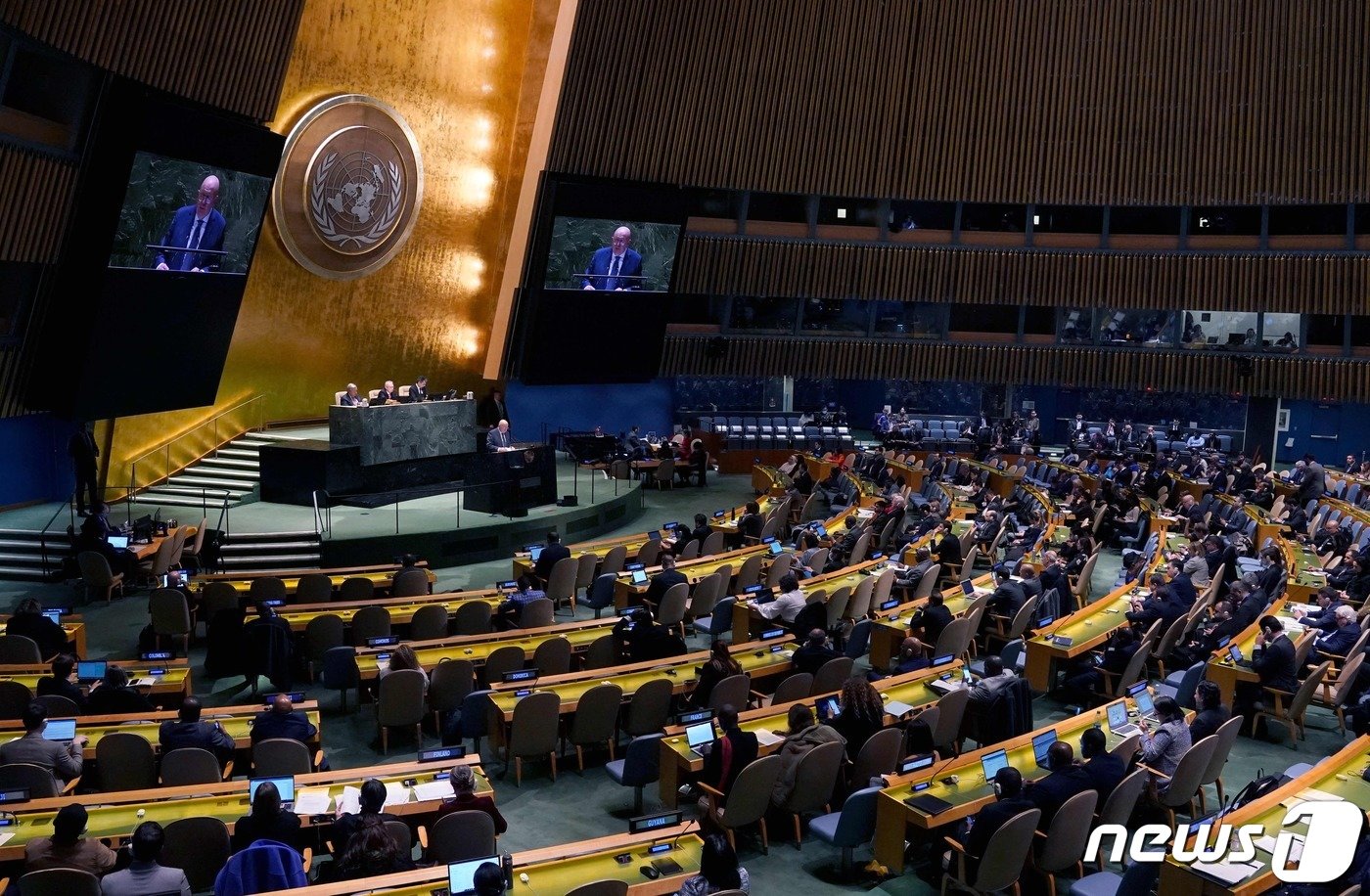 본문 이미지 - 22일&#40;현지시간&#41; 뉴욕 유엔 본부에서 우크라이나 평화 촉구 결의안을 논의할 유엔총회 긴급 특별회의가 개최되고 있다. ⓒ AFP=뉴스1 ⓒ News1 강민경 기자
