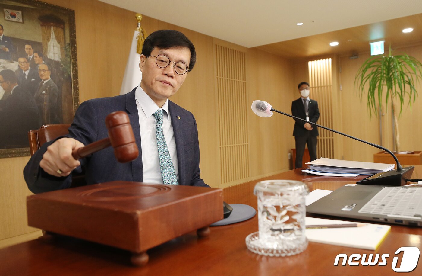 본문 이미지 - 이창용 한국은행 총재가 23일 오전 서울 중구 한국은행에서 열린 금융통화위원회 정기회의에서 의사봉을 두드리고 있다. 현재 한은 기준금리는 연 3.50% 수준이다. 2023.2.23/뉴스1 ⓒ News1 사진공동취재단
